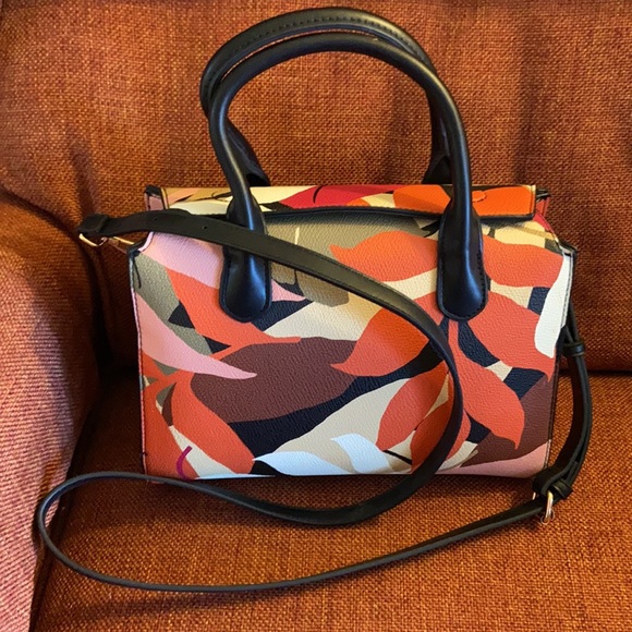 Floral “Dr.’s Bag” with black handles, long adjustable strap w/pockets in & out! - Picture 3 of 11